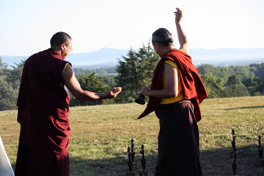 HE Dzigar Kongtrul Rinpoche bestows blessings.