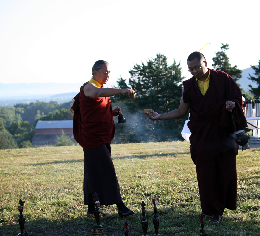 HE Dzigar Kongtrul Rinpoche bestowing blessings.