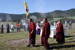 HE Dzigar Kongtrul Rinpoche leads the joyous procession with a ceremonial banner and accompanied by sounding of conch shells and tossing of tsampa.