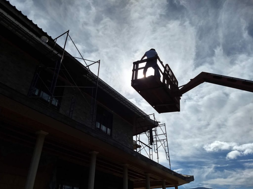 Lifting roof tiles